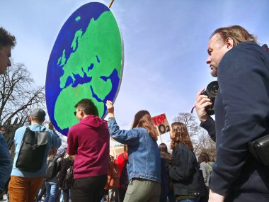 Slovenya, Ljubljana 15.03.2019 - afiş, bir gençlik ile genç protestocular iklim Mart için grev