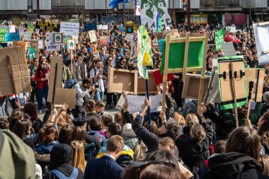 Slovenya, Ljubljana 15.03.2019 - afiş, bir gençlik ile genç protestocular iklim Mart için grev
