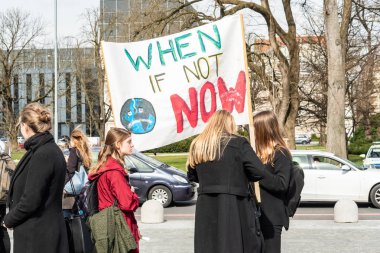 Slovenya, Ljubljana 15.03.2019 - afiş, bir gençlik ile genç protestocular iklim Mart için grev