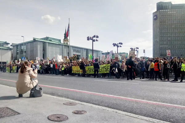 Словенія, Любляна 15.03.2019 - молодий протестуючі з банерами на молодь страйк для клімату березня — стокове фото