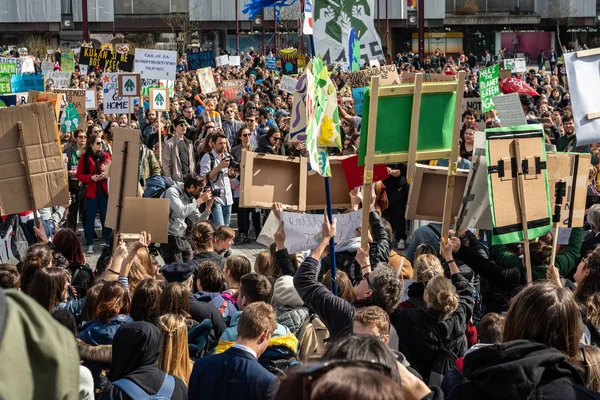 Slovenia, Lubiana 15.03.2019 - Giovani manifestanti con striscioni allo sciopero dei giovani per la marcia climatica — Foto Stock