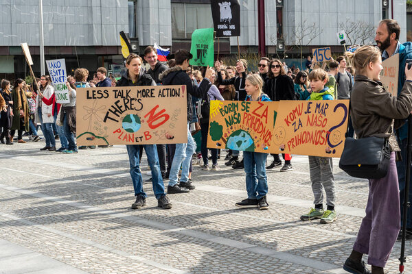 Словения, Любляна 15.03.2019 - Молодые протестующие с плакатами на молодежной забастовке за климатический марш
