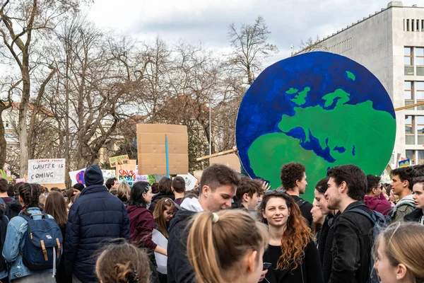 Σλοβενία, Λιουμπλιάνα 15.03.2019 - νέοι διαδηλωτές με πανό στη νεολαία μια απεργία για δράση για το κλίμα — Φωτογραφία Αρχείου