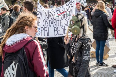 Slovenya, Ljubljana 15.03.2019 - afiş, bir gençlik ile genç protestocular iklim Mart için grev