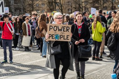 Slovenya, Ljubljana 15.03.2019 - afiş, bir gençlik ile genç protestocular iklim Mart için grev