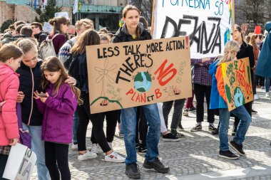 Slovenya, Ljubljana 15.03.2019 - afiş, bir gençlik ile genç protestocular iklim Mart için grev