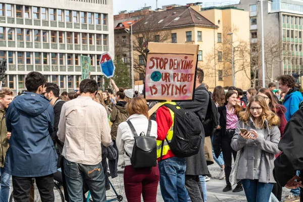 Slovenia, Lubiana 15.03.2019 - Giovani manifestanti con striscioni allo sciopero dei giovani per la marcia climatica — Foto Stock