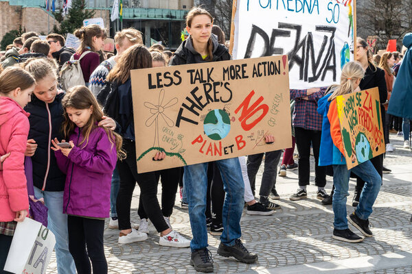 Словения, Любляна 15.03.2019 - Молодые протестующие с плакатами на молодежной забастовке за климатический марш
