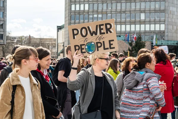 Eslovênia, Liubliana 15.03.2019 - Jovens manifestantes com bandeiras em greve juvenil por marcha climática — Fotografia de Stock