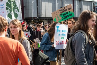 Slovenya, Ljubljana 15.03.2019 - afiş, bir gençlik ile genç protestocular iklim Mart için grev