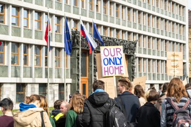 Slovenya, Ljubljana 15.03.2019 - afiş, bir gençlik ile genç protestocular iklim Mart için grev