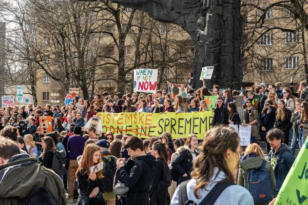 Slovenia, Lubiana 15.03.2019 - Giovani manifestanti con striscioni allo sciopero dei giovani per la marcia climatica — Foto Stock