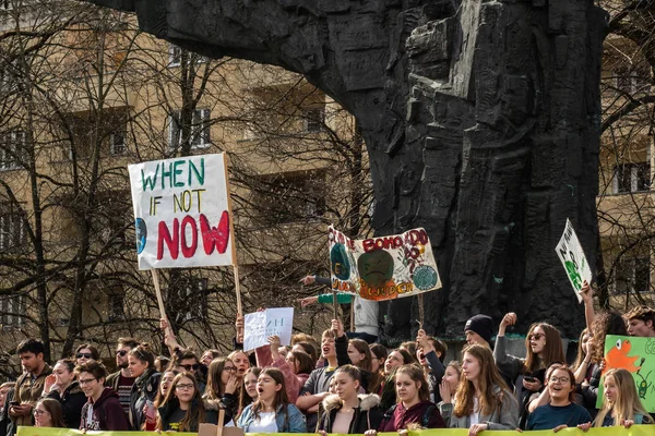 Slovenia, Lubiana 15.03.2019 - Giovani manifestanti con striscioni allo sciopero dei giovani per la marcia climatica — Foto Stock