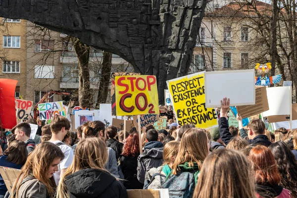 Slovénie, Ljubljana 15.03.2019 - Jeunes manifestants avec des banderoles lors d'une grève des jeunes pour la marche contre le changement climatique — Photo