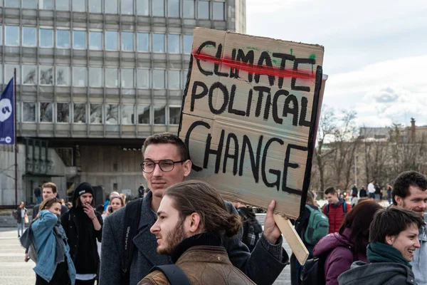 Slovenia, Lubiana 15.03.2019 - Giovani manifestanti con striscioni allo sciopero dei giovani per la marcia climatica — Foto Stock