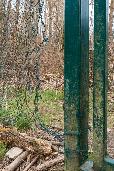 Великий отвір в дротяній сітці паркан — стокове фото