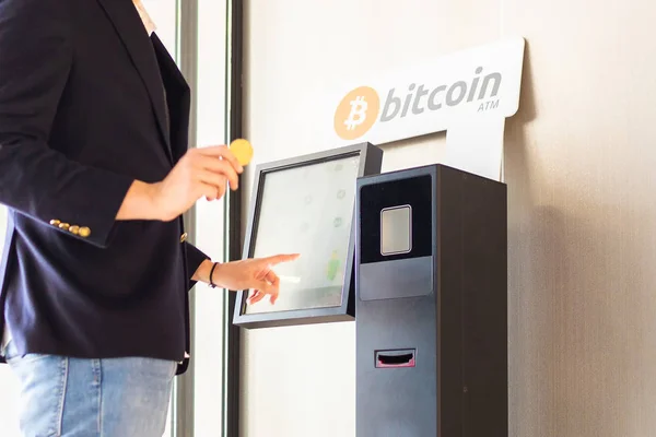 Bitcoin ATM ve iş adamı