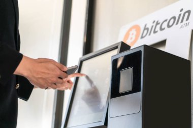 İşadamı satın alma ve aktarma cryptocurrency doğru hareket eden telefon--dan alış ve satış cryptocurrency için Atm makine.