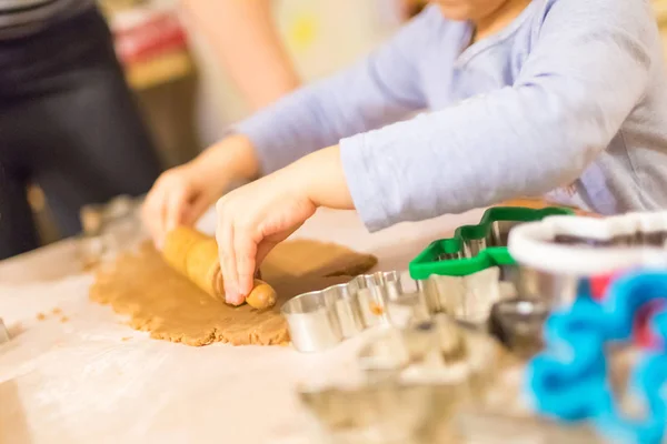 Moeder en dochter maken van cookies — Stockfoto