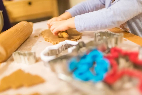 Moeder en dochter maken van cookies — Stockfoto