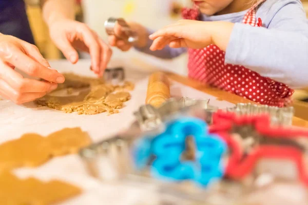 Moeder en dochter maken van cookies — Stockfoto