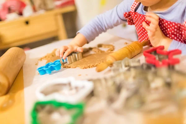 Moeder en dochter maken van cookies — Stockfoto