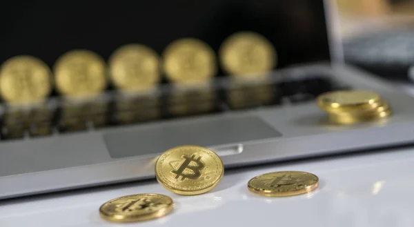 Foto des Bitcoin-Symbols auf dem Laptop. Kryptowährungszeichen. Zukunftskonzept Finanzwährung. — Stockbild Bitcoin Coins Symbol auf dem Laptop. Kryptowährungszeichen. Zukunftskonzept Finanzwährung. — Stockfoto