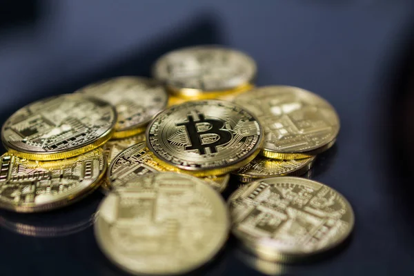 Bitcoin Kryptowährung digitale Bitcoin btc Währungstechnologie Business Internet-Konzept. viele Bitcoin-Coins — Stockfoto