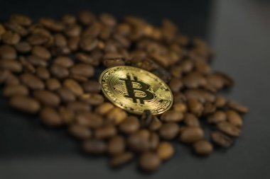 Kahve çekirdekleri ile çevrili ödeme para birimi olarak Bitcoin cryptocurrency sikke