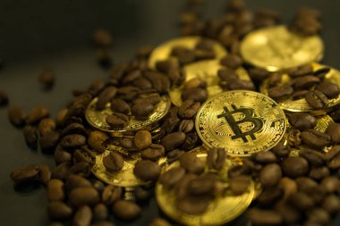 Kahve çekirdekleri ile çevrili ödeme para birimi olarak Bitcoin cryptocurrency sikke