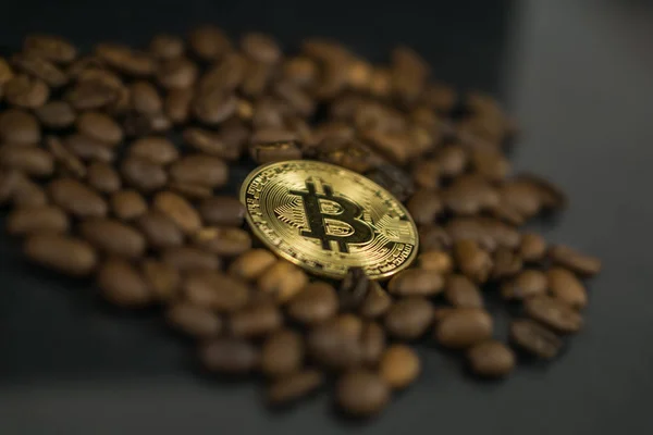 Kryptowährung Bitcoin als Zahlungswährung umgeben von Kaffeebohnen — Stockfoto