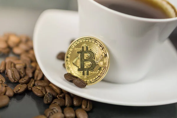 Kryptowährung Bitcoin mit Kaffeetasse und Kaffeebohnen — Stockfoto