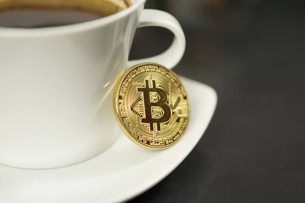 Kryptowährung Bitcoin mit Kaffeetasse und Kaffeebohnen — Stockfoto