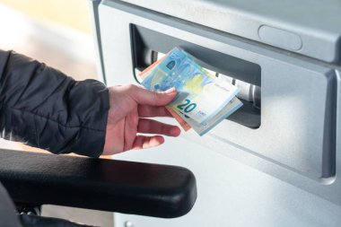 Nakit alarak adam yakın, ATM 'den Euro