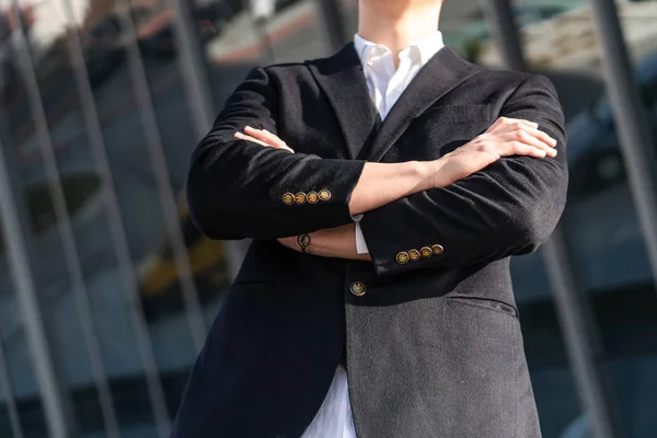 Üzleti ember a klasszikus fekete öltöny, ing kezében hajtogatott teljesítmény karrier vagyon üzleti koncepció. másolási tér — Stock Fotó