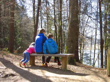 Ormanda yürüyüş çocuklu anne