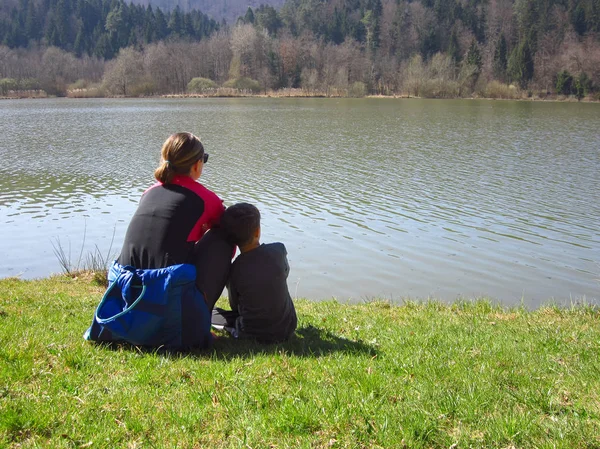 Madre con hijo junto al lago —  Fotos de Stock