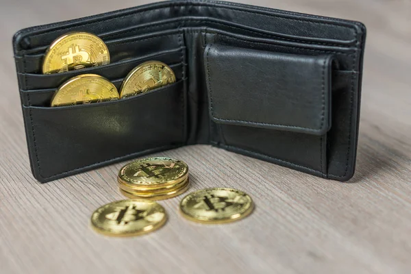 Metalen bitcoins in zwart lederen portemonnee. Bitcoin - moderne virtuele — Stockfoto