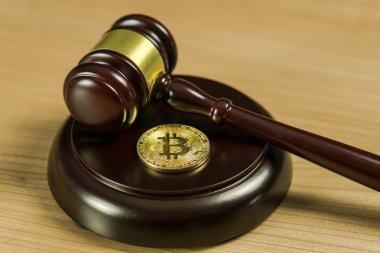 Bitcoin yönetmelik. BTC kripto jeton ve bir masa üzerine tokmak.