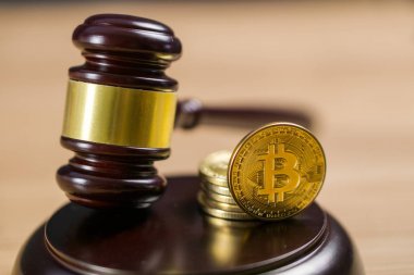 Bitcoin yönetmelik. BTC kripto jeton ve bir masa üzerine tokmak.
