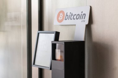 Kripto para birimleri satın almak ve satmak için kullanılan Bitcoin Atm'nin yakın çekim fotoğrafı