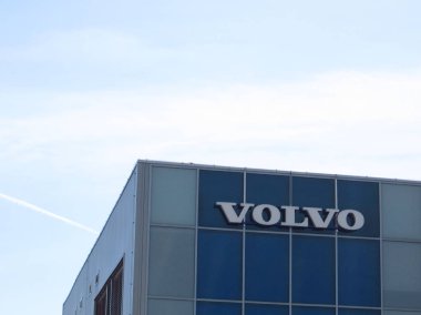 Yukarıda mavi gökyüzü ile Volvo logosu