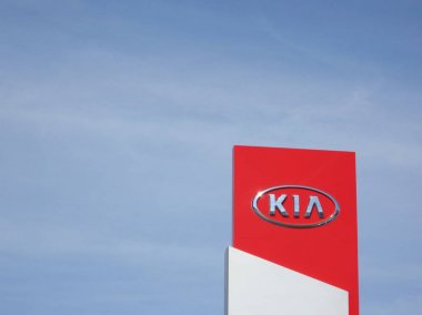 Kia motorları mavi gökyüzü ile kırmızı işareti