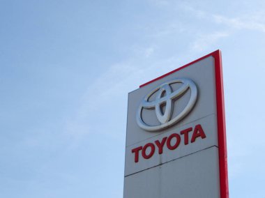 Mavi gökyüzü ile Toyota motor işareti logosu