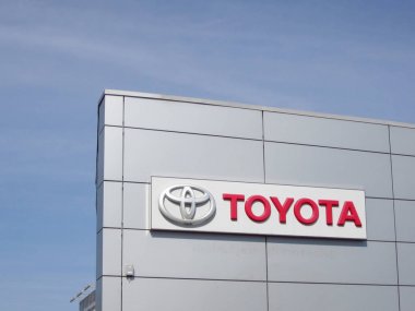 Mavi gökyüzü ile Toyota motor işareti logosu
