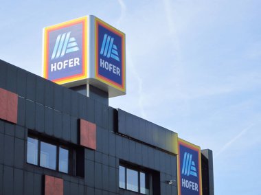Hofer mavi gökyüzüne karşı işaret. Aldi ana şirket
