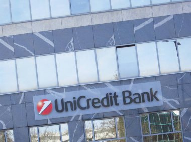 Bir binada Unicredit banka işareti