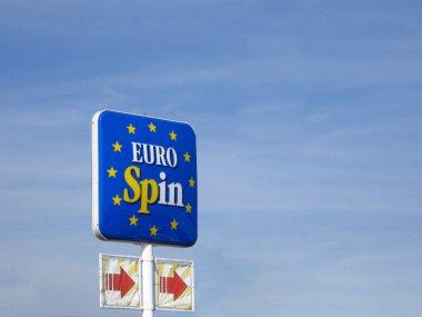 Mavi gökyüzüne karşı Eurospin logosu