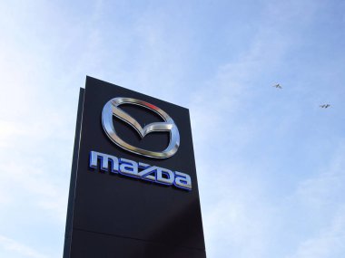 Mavi gökyüzüne karşı Mazda işareti