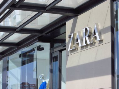 Bir binanın üzerindeki Zara mağaza logosu